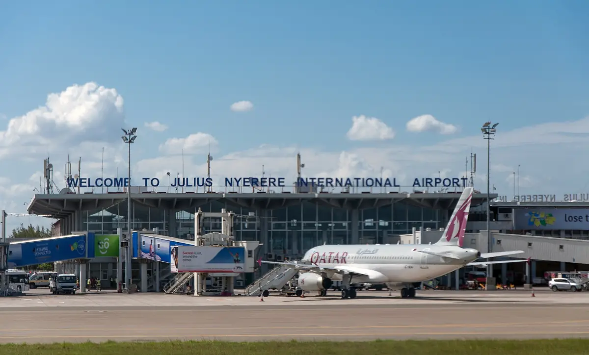 Voorkant van de luchthaventerminal van Dar es Salaam met een vliegtuig bij de gate