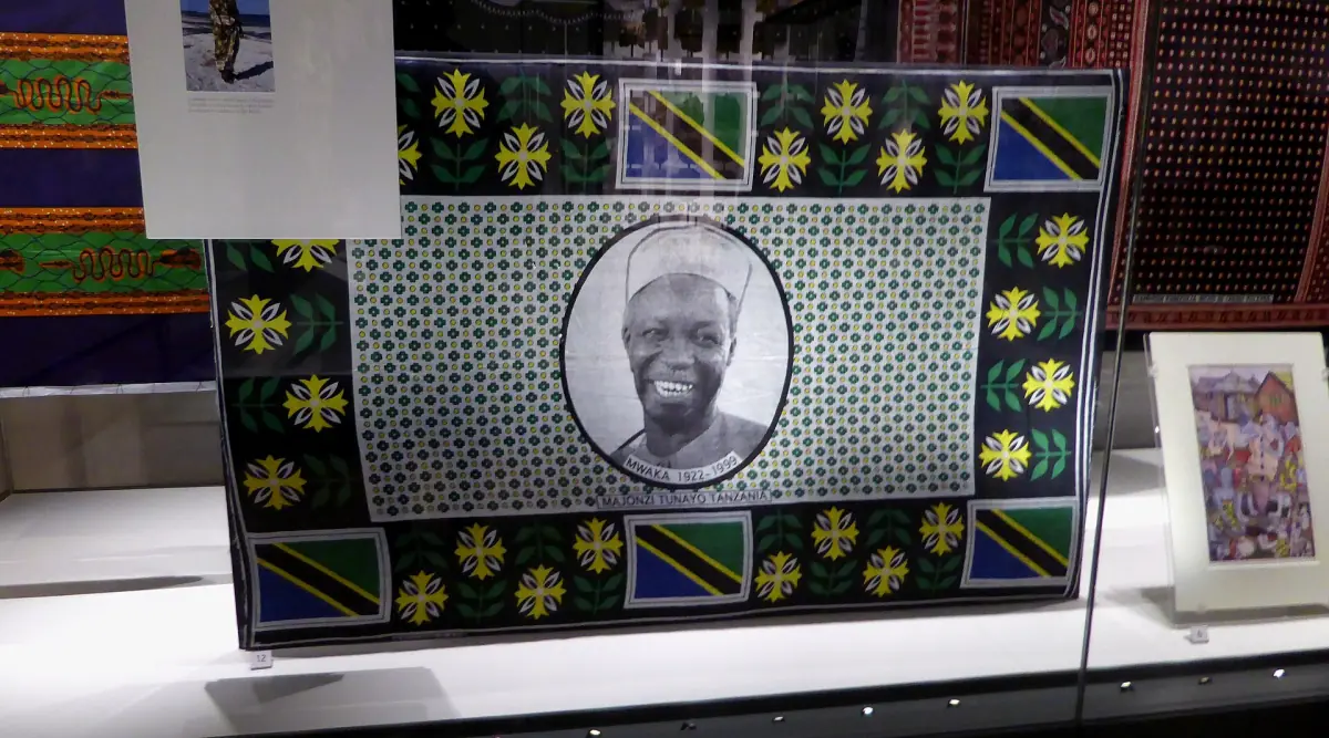 Bedrucktes Kanga-Tuch zu Ehren von Julius Nyerere in den Farben der tansanischen Flagge