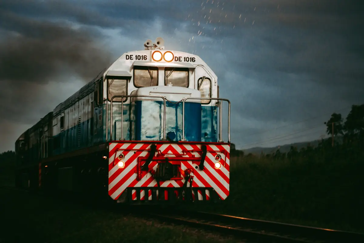 TAZARA-locomotief met een rode en witte neus onder een donkere lucht