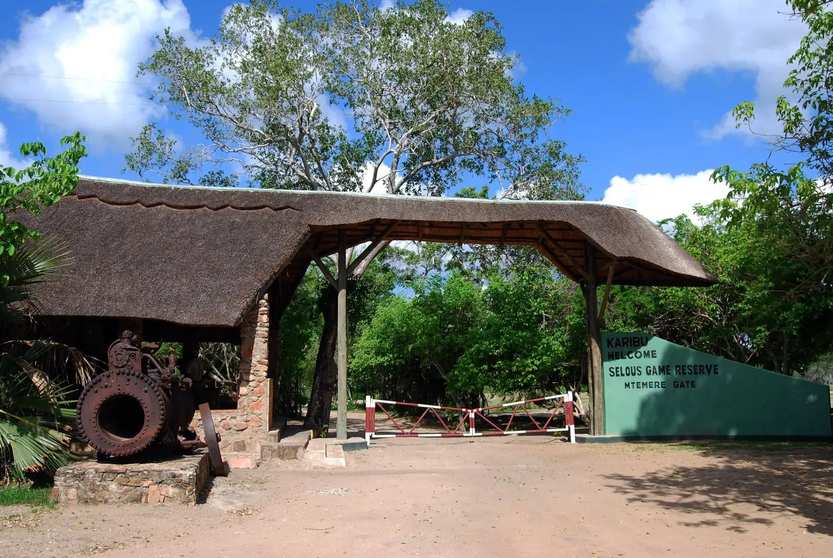 Thatched park entrance gate with an old cannon beside the road